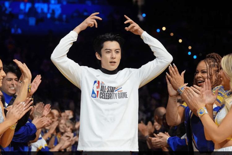 王鹤棣在成都参加聚星名人赛 出场时做出戴王冠动作致敬詹姆斯