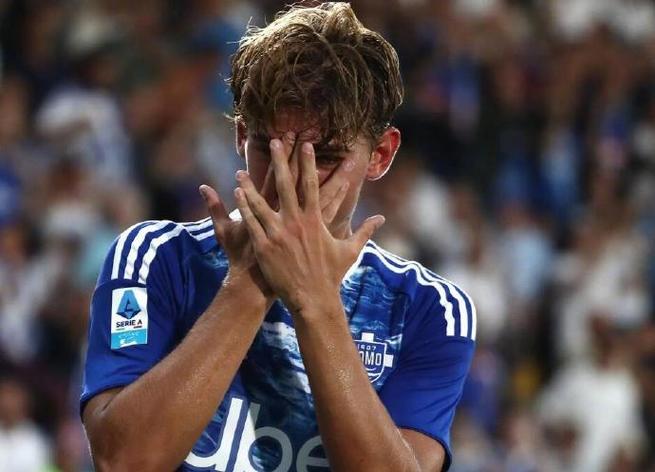 科莫总监：皇马在帕斯的位置有很多球员，但不意味着他得不到机会