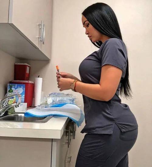 皮尔斯：你男友若点赞大屁股女算出轨吗？女主持：不算 我理解他