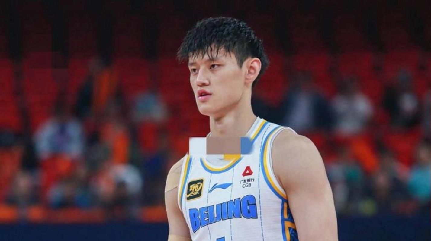 若小曾回CBA首钢阵容：周琦赵睿曾凡博陈盈骏领衔 翟晓川雷蒙在列