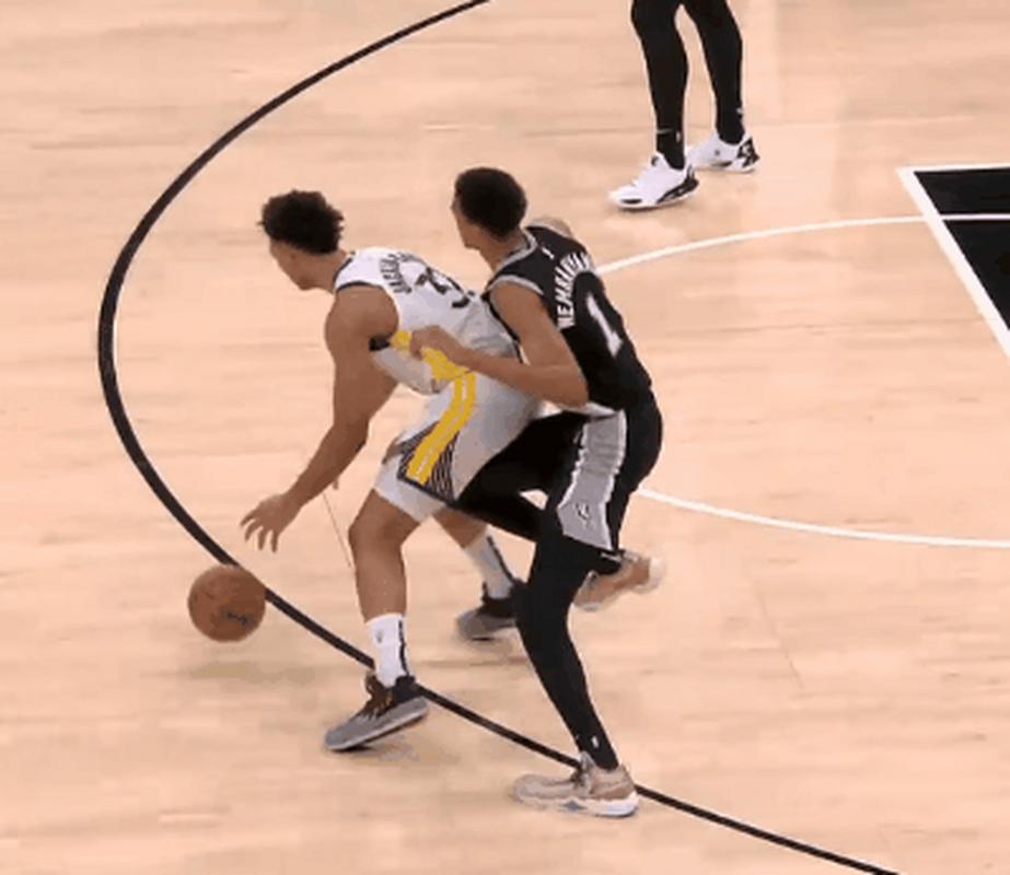 就往天上扔！文班亚马顺下接卡斯尔抛传空接暴扣