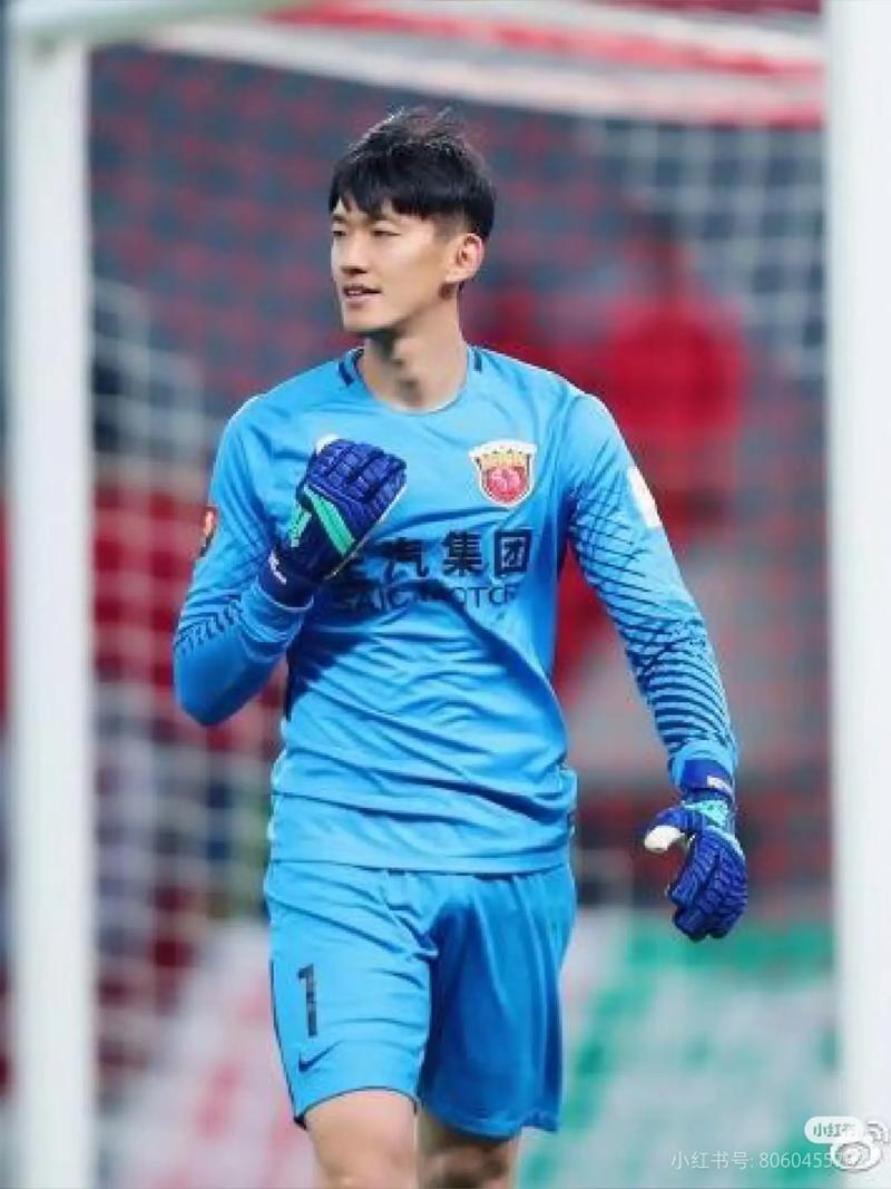 追星成功🤩颜骏凌和偶像范德萨交换球衣，范德萨获赠国足门将服