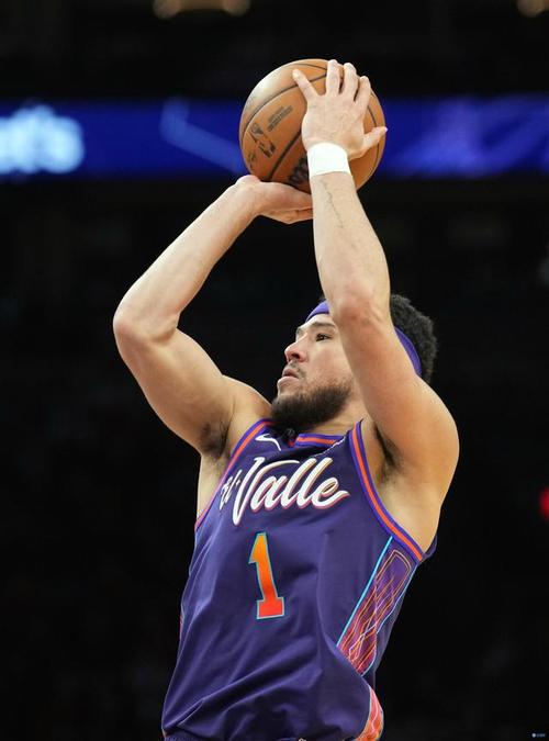 打得啥啊老铁!布克半场9中1仅拿3分3板2助 次节4中0未得分