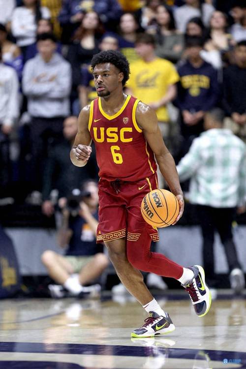 手感不佳表现全面!三球19中8&三分9中1拿17分7板13助 另有2断