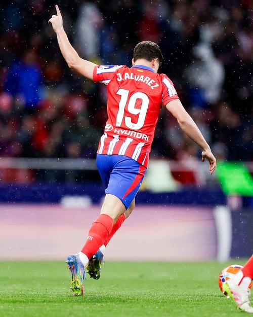 小蜘蛛破僵！吉梅内斯禁区被踢倒造点，阿尔瓦雷斯主罚稳稳命中