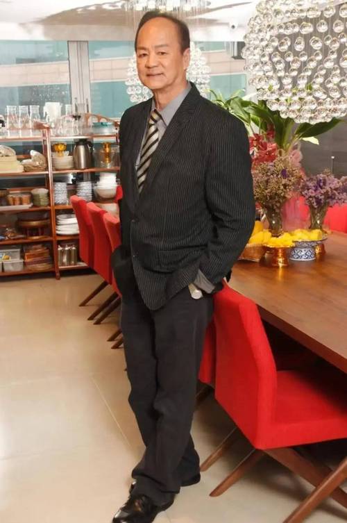 更不像好人了！狄龙赛后秀出直发造型