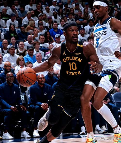 还不错！鹈鹕7号秀费尔斯上半场7投3中拿到7分4篮板3助攻